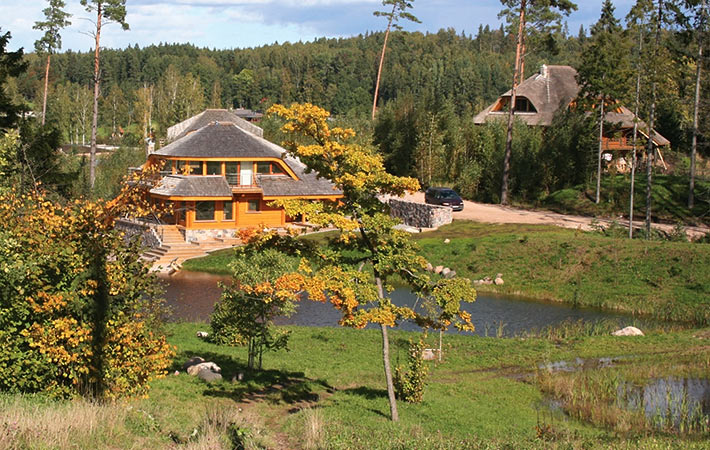 Рис. 22-5. Аматциемс (Amatciems), Латвия. Примеры интеграции в ландшафт семейных усадеб в пределах поселения.Рис. 22-5. 