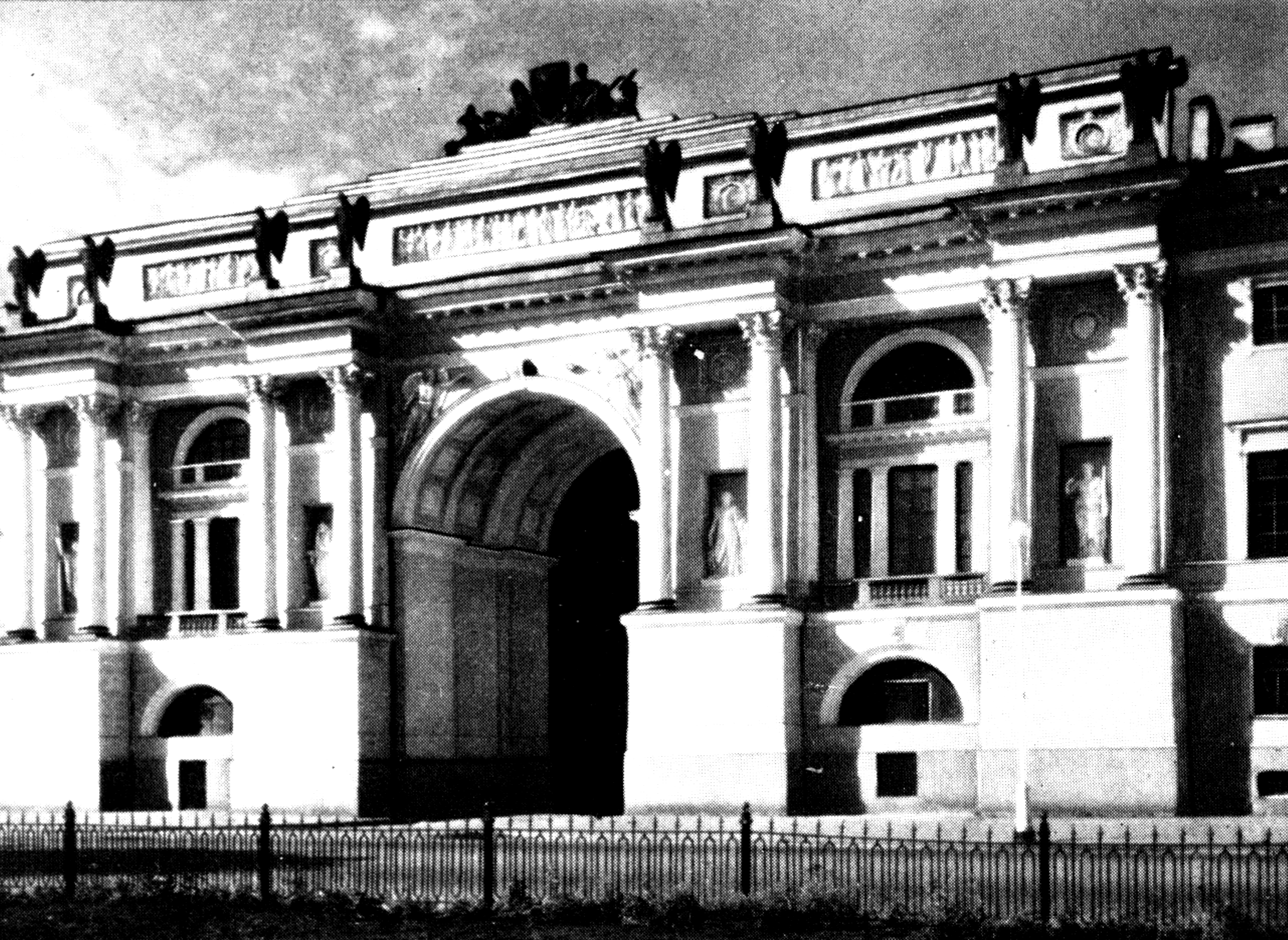 Рис. 2. Арка, соединяющая Сенат и Синод с двумя скульптурными фигурами “гениев”.