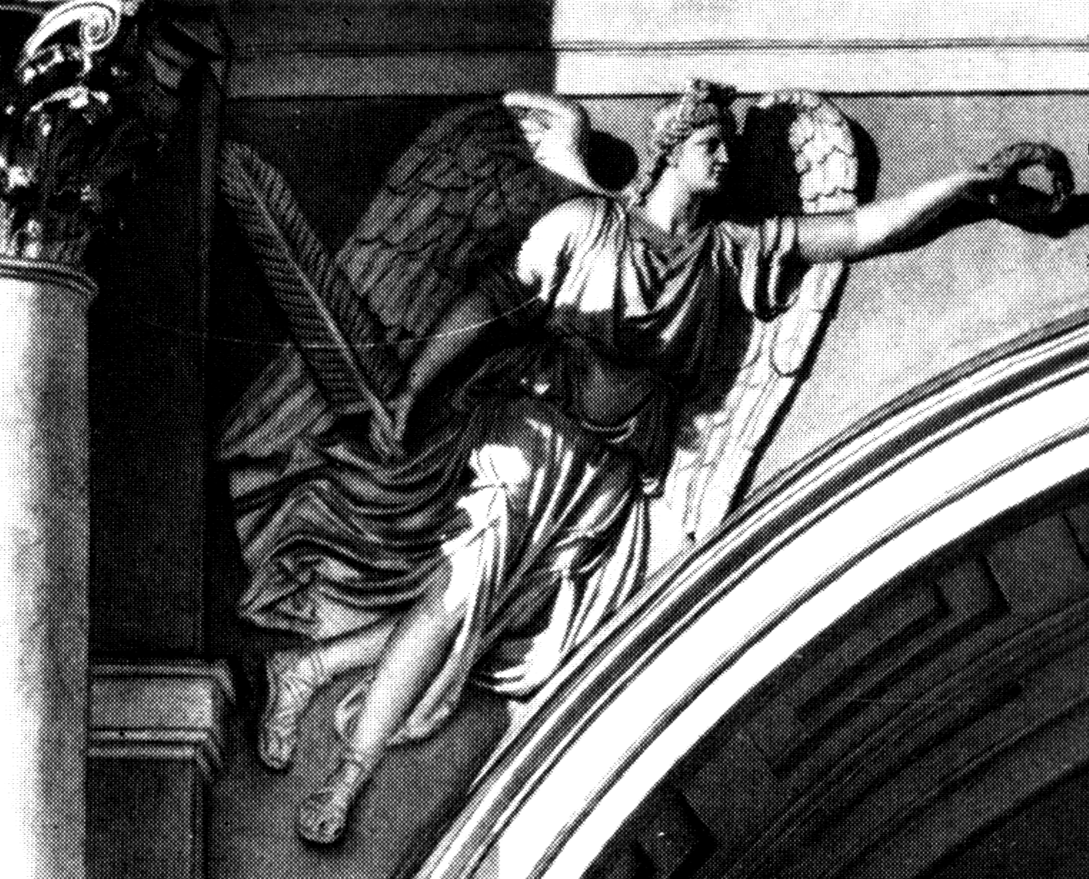 Последние же соединены аркой (рис. 2) со скульптурными фигурами “гениев” (рис. 3), которые как бы седлают два главных государственных учреждения времен династии Романовых. Данная арка послужила поводом к рождению известного в дореволюционные времена каламбура: “Скотейший Синод и грабительствующий Сенат живут под***арками***”. Официальные названия этих имперских учреждений были: Святейший Синод и П…